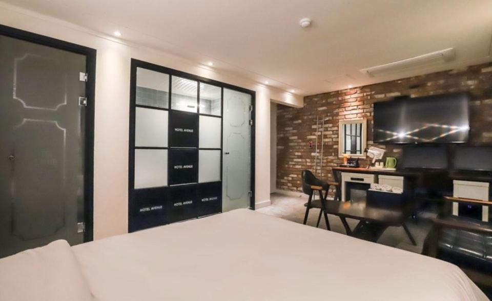 Avenue Hotel Yongin Bagian luar foto